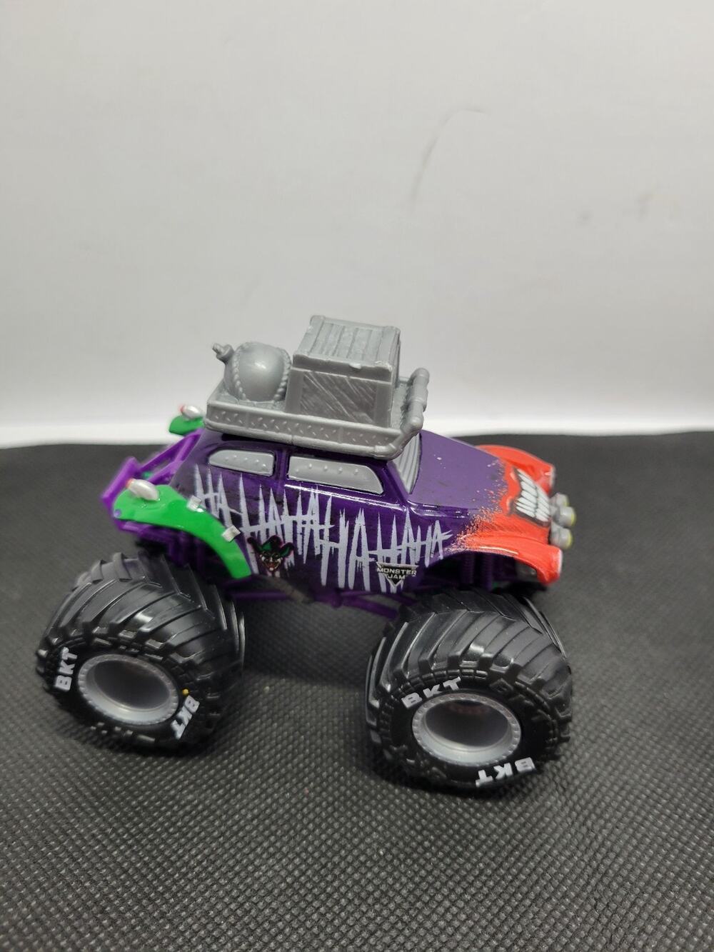 Joker Heroes & Villains Monster Jam Truck 1:64 Series 25